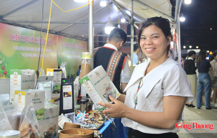 Chị Phạm Thị Bình, người dân làng Ó, xã Chư Prông, mang đến giới thiệu sản phẩm bột chuối xanh do mình sản xuất.