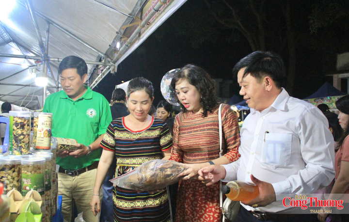 Lãnh đạo Trung tâm Khuyến công và Xúc tiến thương mại Gia Lai và xã Mang Yang tham quan các sản phẩm đặc trưng tại Phiên chợ giới thiệu sản phẩm vùng đồng bào dân tộc thiểu số và miền núi năm 2026.
