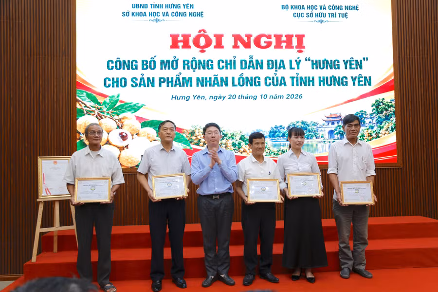 Ông Nguyễn Xuân Hải, Phó Giám đốc Sở KH&CN tỉnh Hưng Yên trao Giấy chứng nhận sử dụng chỉ dẫn địa lý “Hưng Yên” cho sản phẩm nhãn lồng của tỉnh Hưng Yên cho các tổ chức, cá nhân. Ảnh: Đinh Chiến b3a9382.jpg