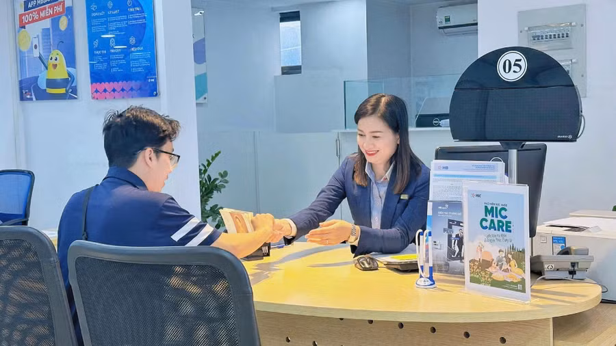 Khách hàng thực hiện giao dịch tại MB.