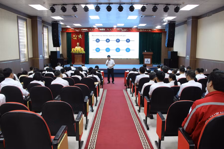 Báo cáo viên trao đổi về phương pháp đổi mới quy trình xử lý công việc trên môi trường số. 1792642040963-7896957918638616601-7896957918638616601-aee257d2b0f348c4c3045f70f766ebe8.jpg