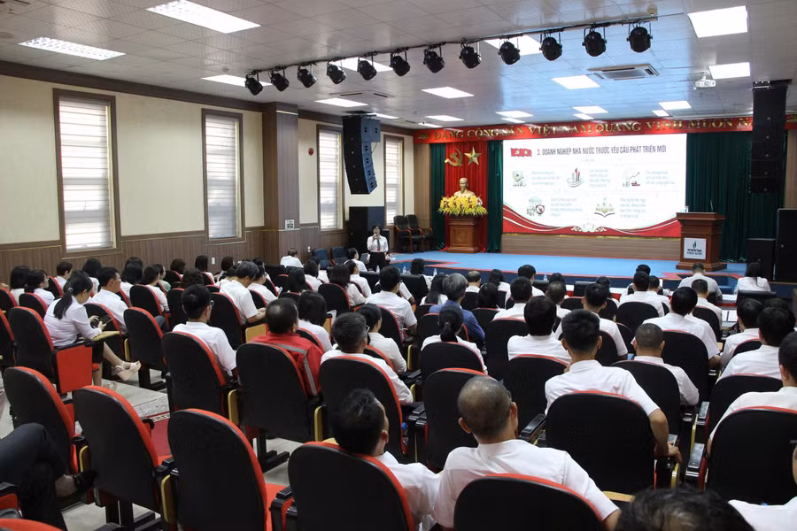 Bà Nguyễn Thị Hoa, Ủy viên Ban Chấp hành Đảng bộ, Phó Chủ nhiệm Thường trực Ủy ban Kiểm tra Đảng ủy Petrovietnam trình bày chuyên đề về quy trình, thủ tục và thẩm quyền trong thực hiện nhiệm vụ kiểm tra, giám sát. 1792642032516-7896957918638616601-7896957918638616601-7187978f43cb690c8331995cb52af5d5.jpg