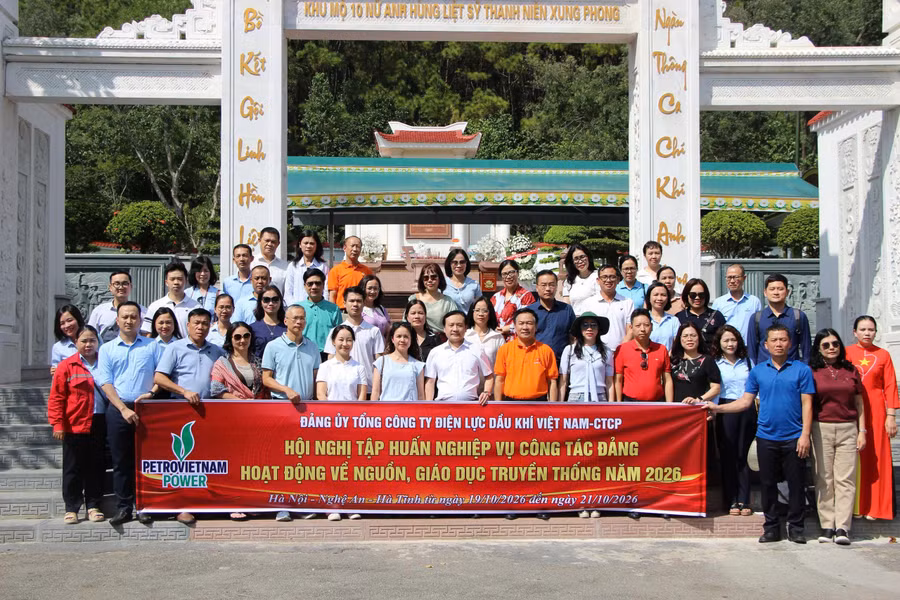 Đoàn chụp ảnh lưu niệm tại Khu mộ 10 nữ anh hùng liệt sĩ thanh niên xung phong Ngã ba Đồng Lộc. 1792642036921-7896957918638616601-7896957918638616601-0ae968aaa17967303eaea9a6d195d7ea.jpg