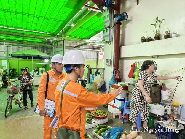 Nhân viên Công ty Điện lực Hải Phòng tăng cường kiểm tra, hướng dẫn các hộ kinh doanh sử dụng thiết bị điện an toàn và phòng ngừa nguy cơ chập cháy do quá tải