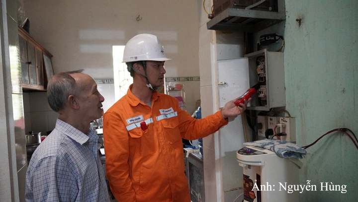 Nhân viên Công ty Điện lực Hải Phòng hướng dẫn người dân sử dụng điện đúng công suất, chủ động phòng ngừa các sự cố cháy nổ từ nguồn điện gia đình