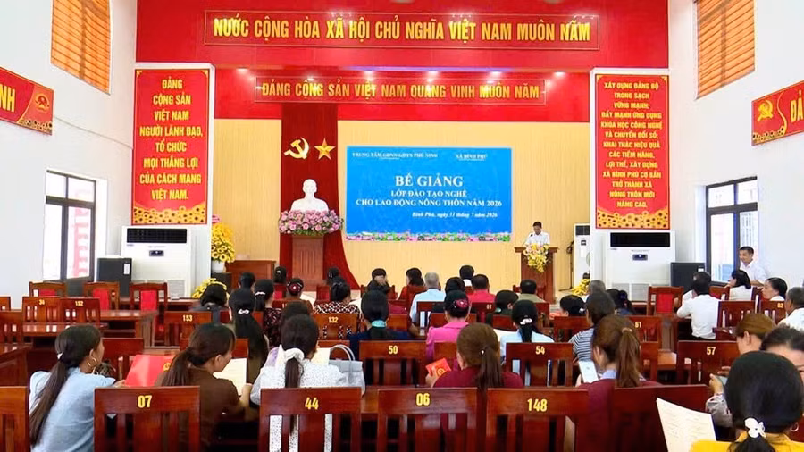 Trung tâm GDNN–GDTX Phù Ninh phối hợp với xã Bình Phú tổ chức bế giảng lớp đào tạo nghề cho lao động nông thôn. Ảnh: UBND xã Bình Phú.